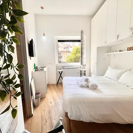 5 Min Walk To Duomo Petite Loft! Apartment *